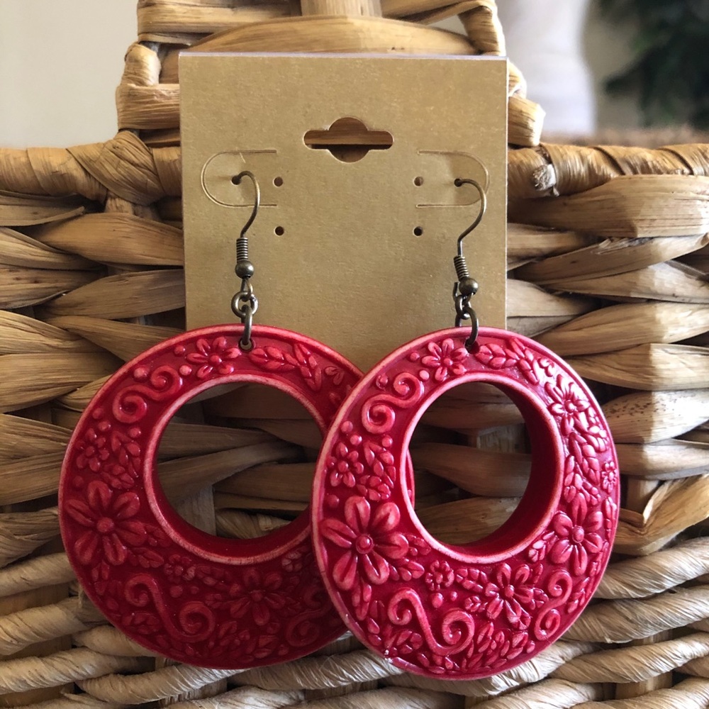 Vintage textured design resin disc earrings